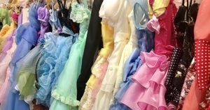 ラックにたくさんの色鮮やかな衣装が掛けられている様子