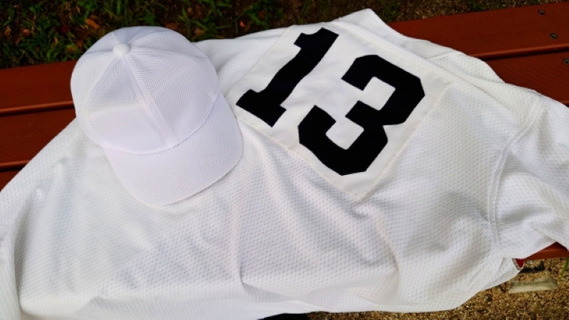 少し汚れた野球のユニフォームと帽子