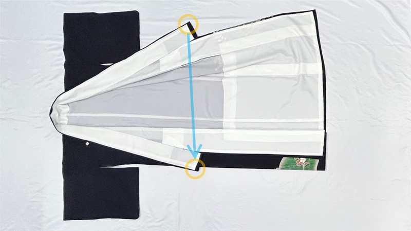 手順4 奥川の襟先を手前の襟先に合わせる