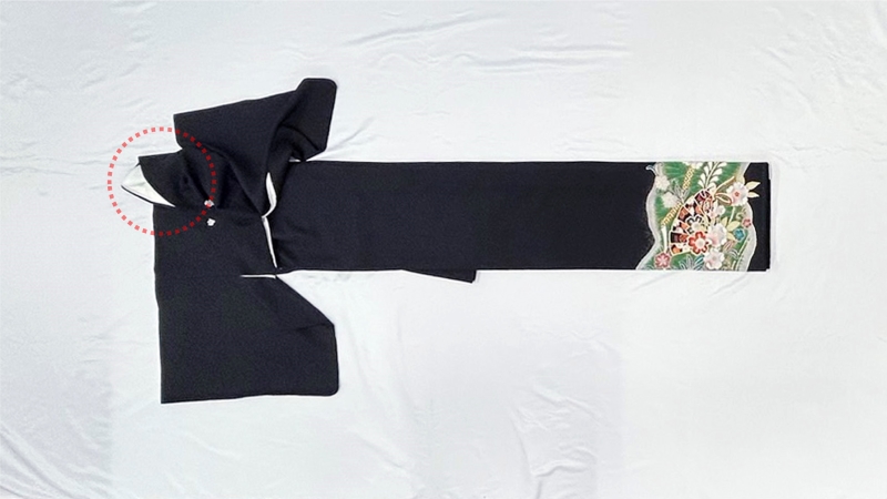 手順6 首周辺の襟を整える1