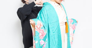 長襦袢の上から着物を羽織る着付けの様子