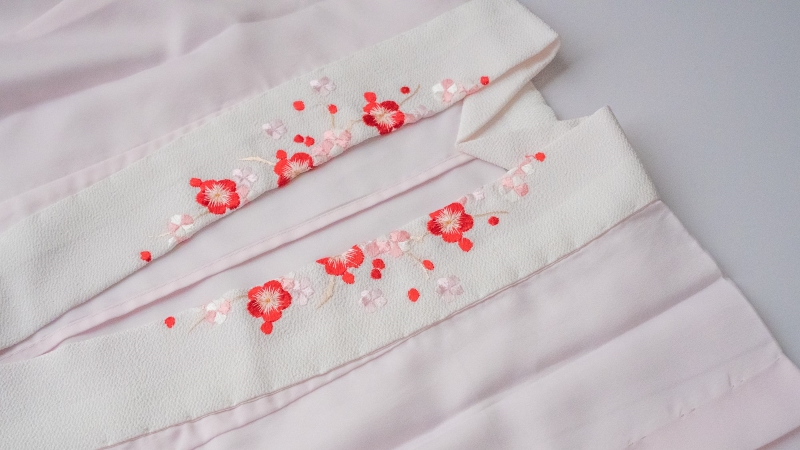 刺繡が入った半衿が付いた薄紅色の長襦袢