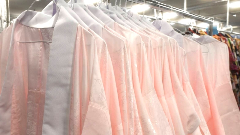 薄紅色の襦袢が並ぶディアハートのクリーニング工場