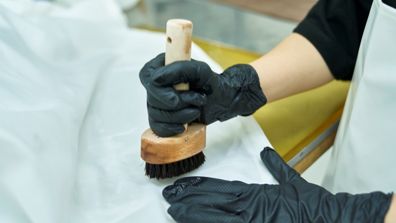 長襦袢を手洗いで洗うディアハートスタッフの手元