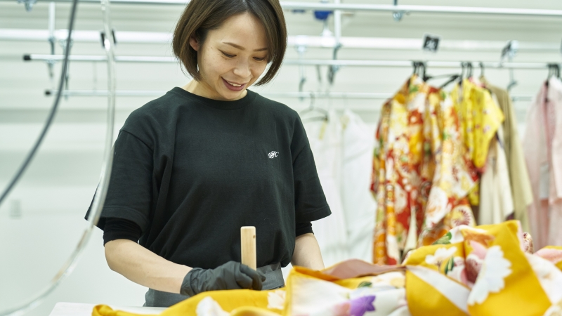 着物を手作業で洗うディアハートスタッフ