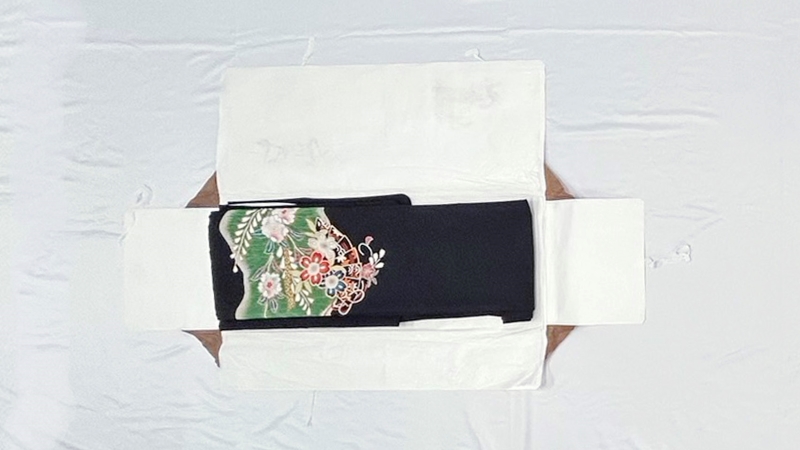 たとう紙の上に置かれた黒留袖