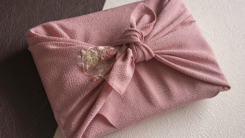 桃色の風呂敷に包まれた着物
