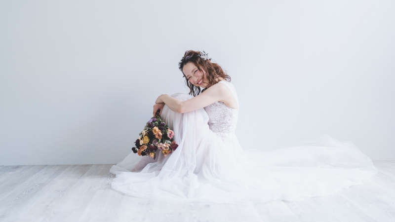 チュール生地を使用したウエディングドレスを着用している花嫁