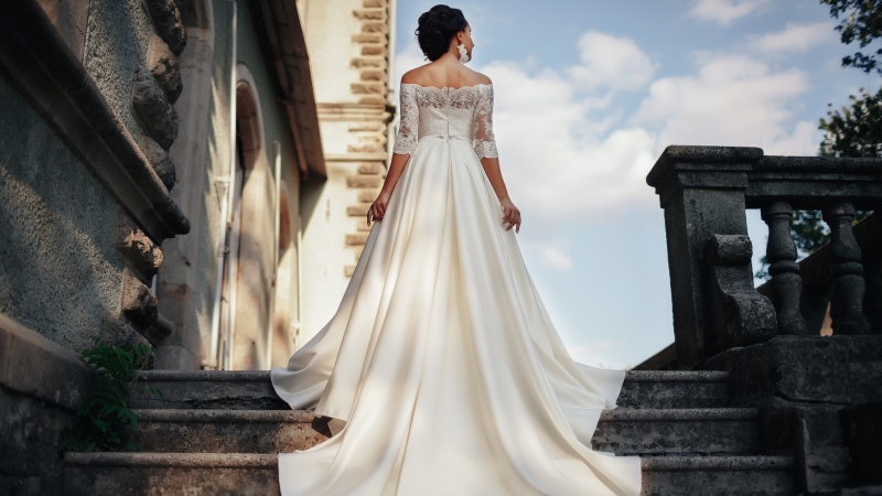 シルク生地を使用したウエディングドレスを着用している花嫁