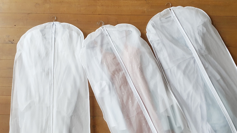 風通しの良い不織布のカバーが掛かったドレス