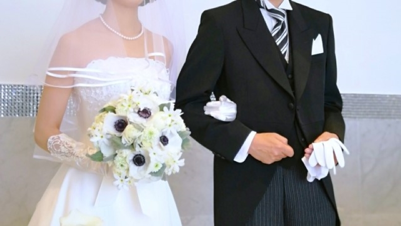 ネックラインの種類 ビスチェのウエディングドレスを着た花嫁