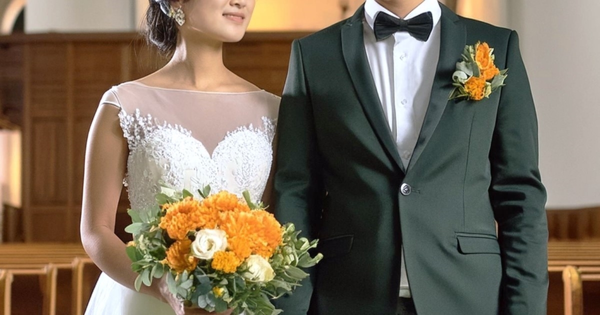 チャペルで並んで歩く新郎新婦の胸元