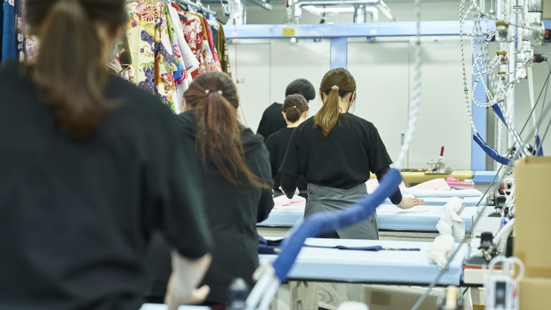 着物のプレス作業を行うディアハートのクリーニングスタッフ