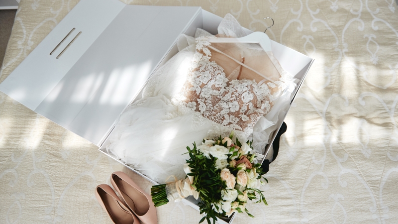 箱に入ったウエディングドレス
