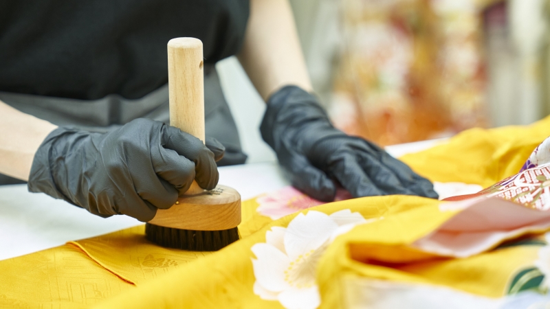 着物を手作業で洗うディアハートのクリーニングスタッフの手元