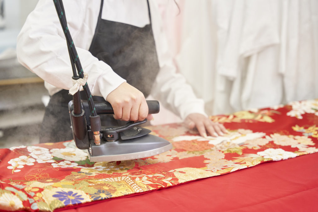 着物をプレス（アイロン仕上げ）しているディアハートのクリーニングスタッフの手元