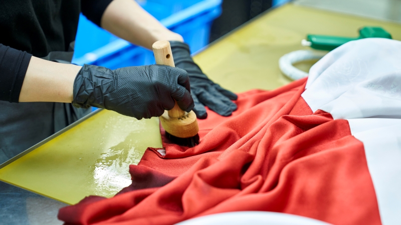 手作業で着物を洗うディアハートのクリーニングスタッフの手元