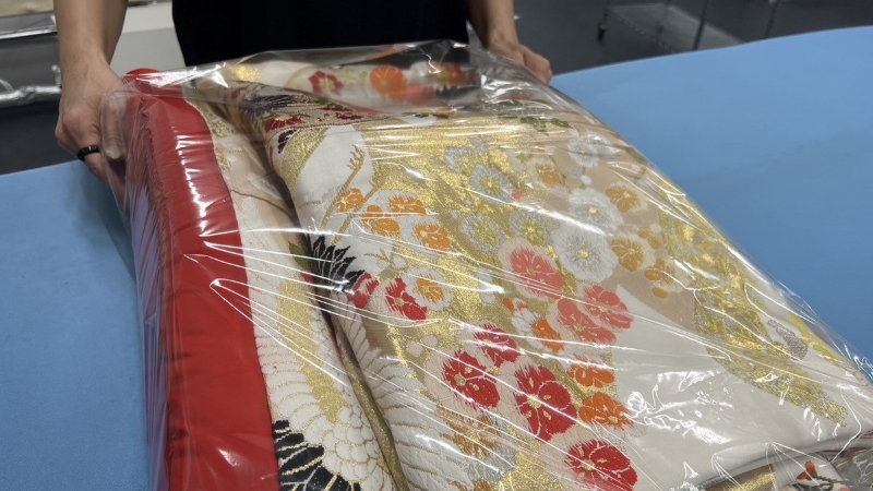 着物を梱包するディアハートスタッフの手元