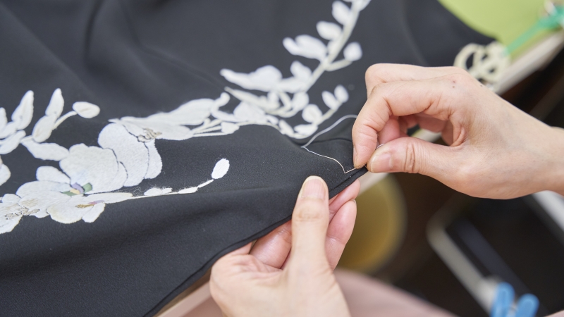 着物を修理するディアハートのクリーニングスタッフの手元