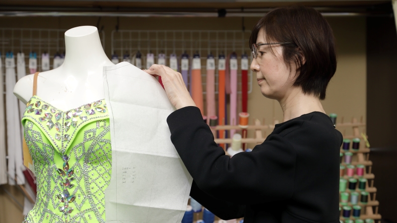 衣装に型紙を当てるディアハートの修理スタッフ