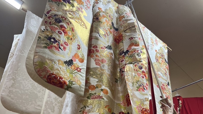 ディアハートの大型立体乾燥室で着物を乾燥させている様子