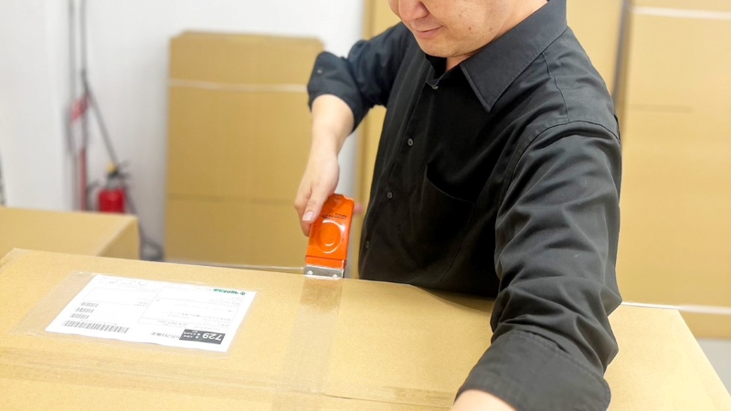 クリーニングを終えた品物を梱包するディアハートのスタッフ