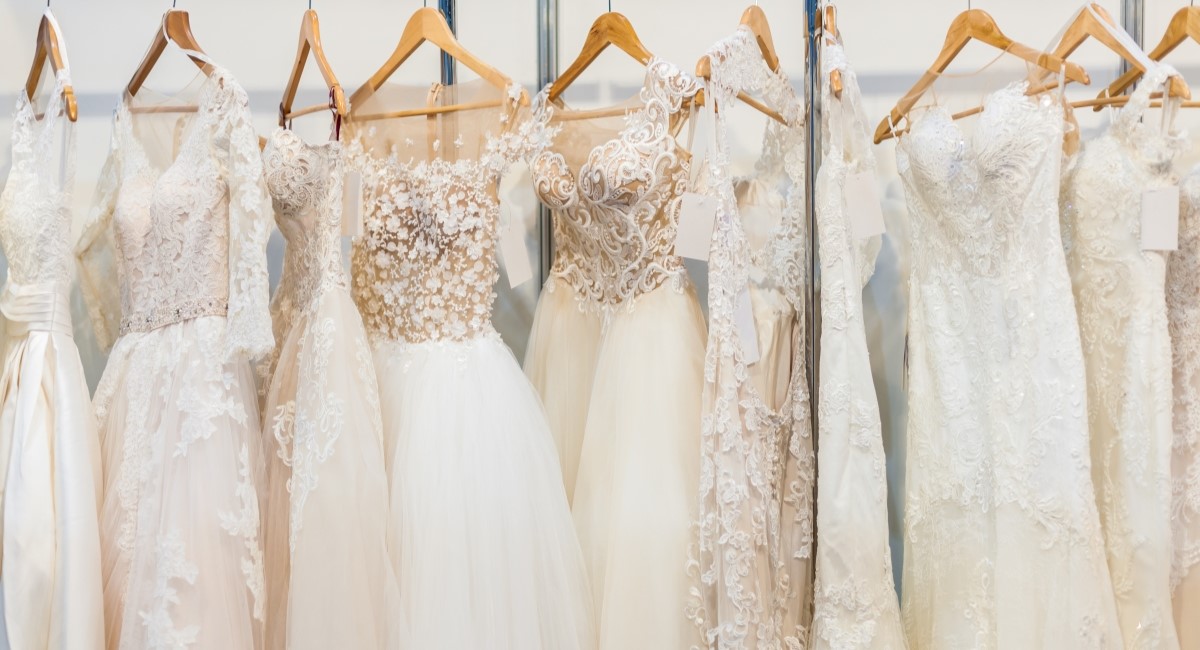 ドレスショップに並ぶ、様々なウエディングドレス