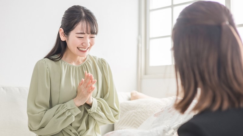 スタイリストさんと一緒にウエディングドレスを選ぶ女性