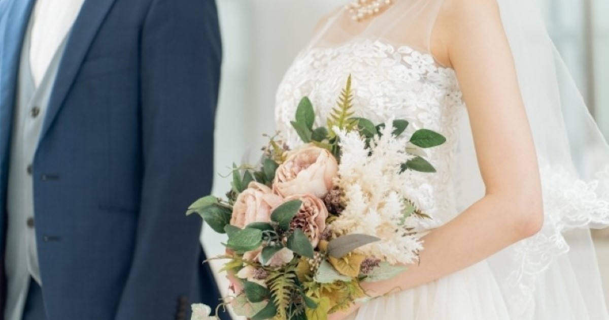 自分のパーソナルカラーに合ったウエディングドレスを着用する花嫁