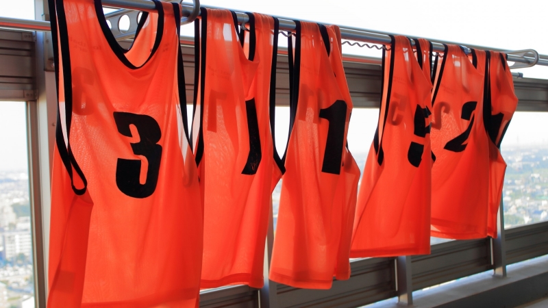 洗濯し、乾燥させているサッカーのビブス